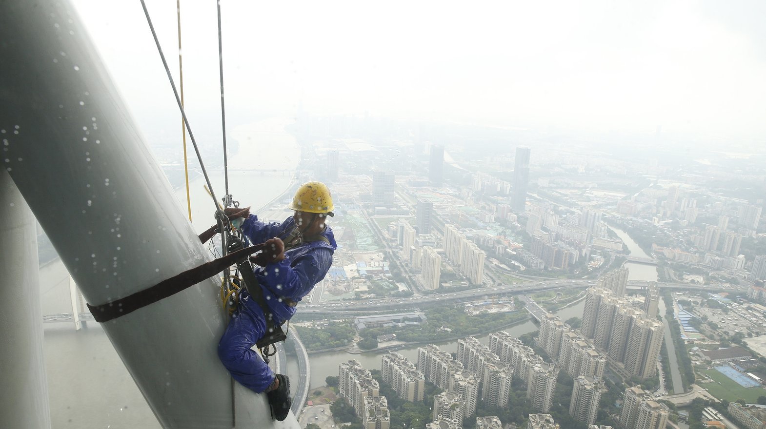 雷雨将至:工人400米高空清洗柱子