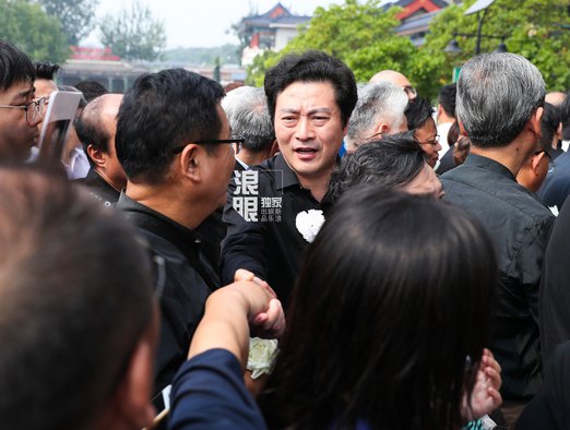 组图:小提琴家盛中国送别 仪式举行 矢野浩二王为念等到场悼念