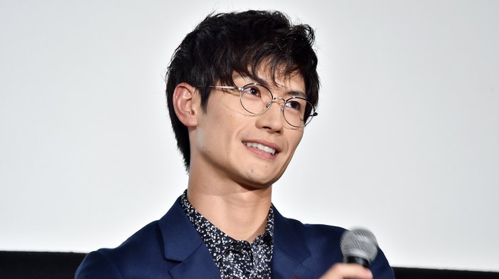 组图:三浦春马出席 电影活动 眼镜扮相斯文帅气