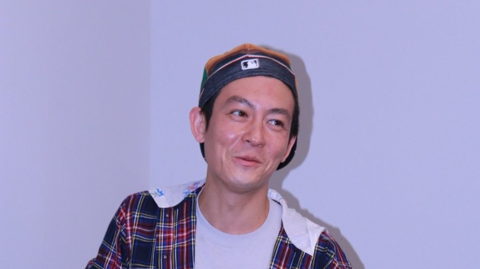 组图: 陈冠希艺术展开幕 衣着休闲满面笑容心情好