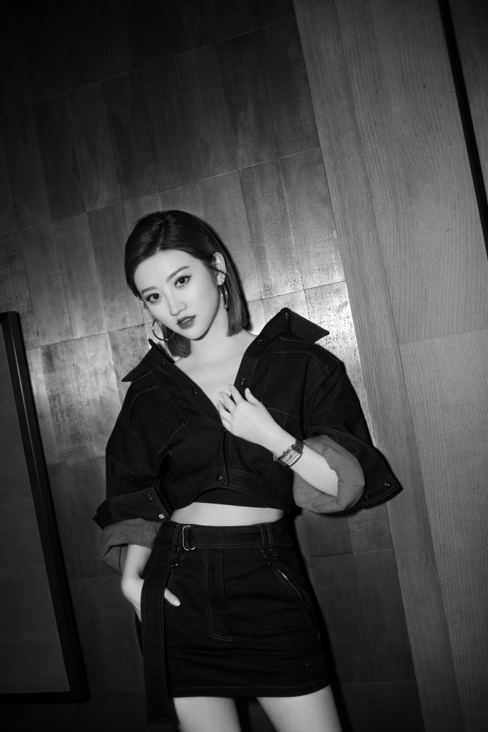 景甜穿牛仔套裙性感迷人 锁骨抢镜