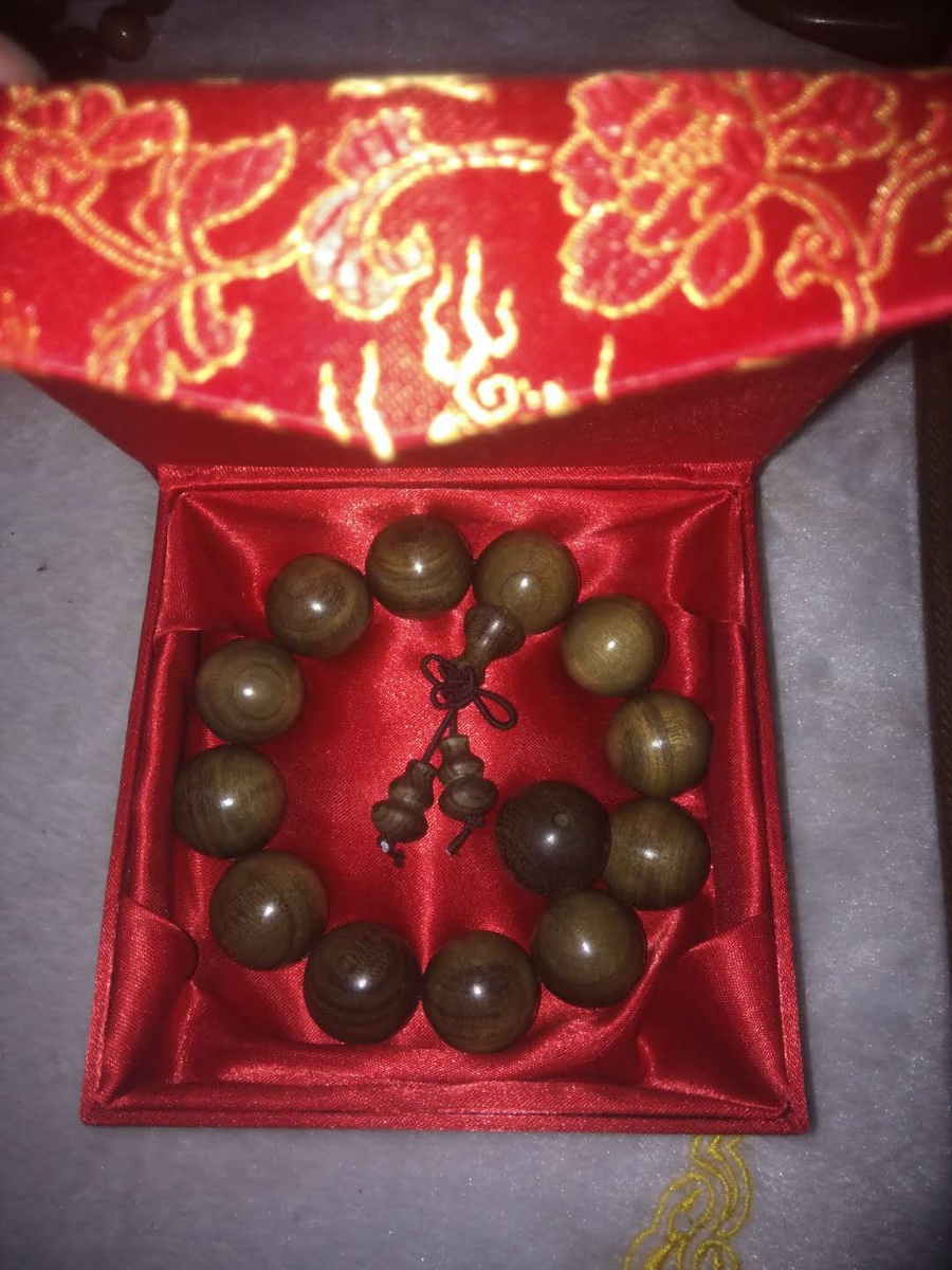 金丝楠木手串 vs 阴沉乌木手链：四川料小叶桢楠老料108颗佛珠金丝手串，谁才是真正的收藏级宝贝？