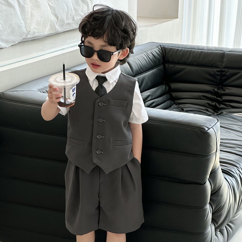 儿童小西装马甲套装：男生演出服新风尚，夏夜派对必备礼服！