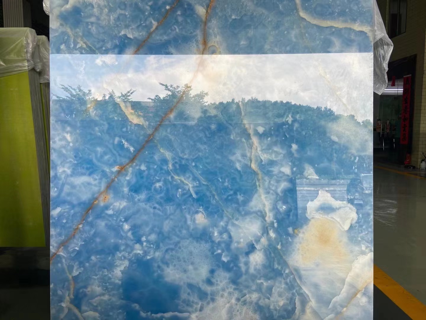 纯天然阿富汗玉石背景墙：透光蓝冰玉，打造现代简约透光之美
