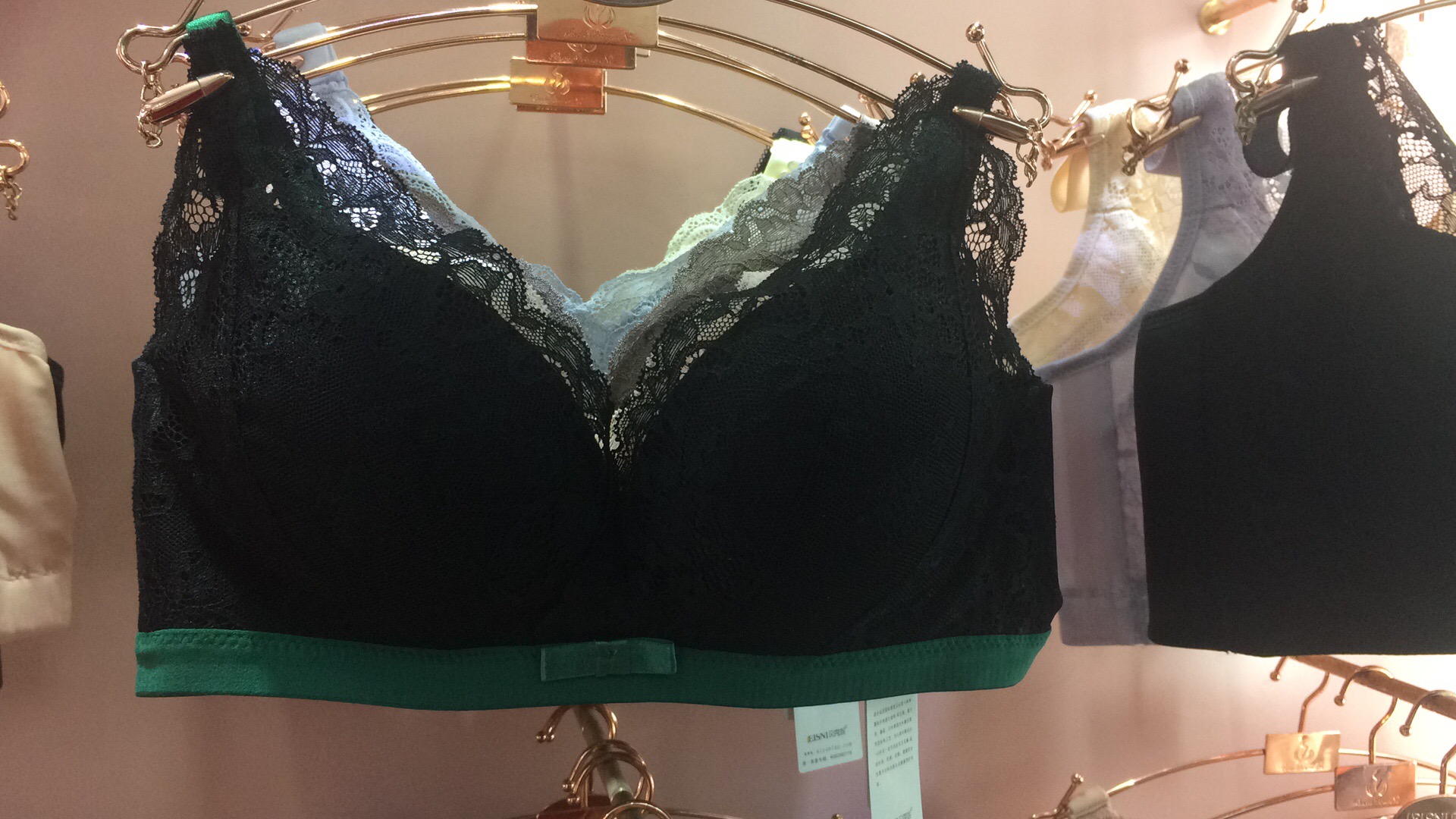 模特在内衣品牌时尚走秀中如何展现自信风采？
