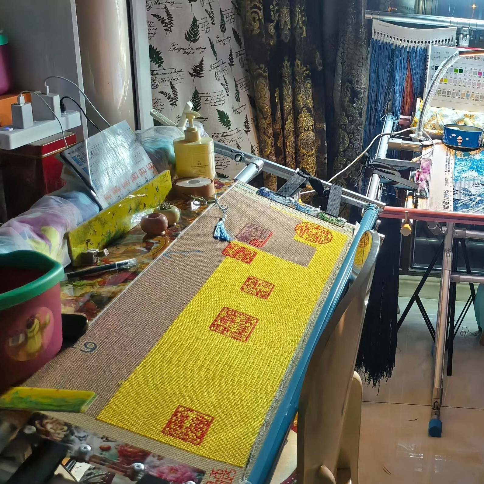 可调绣架真的太香了！十字绣新手必备神器，刺绣效率翻倍
