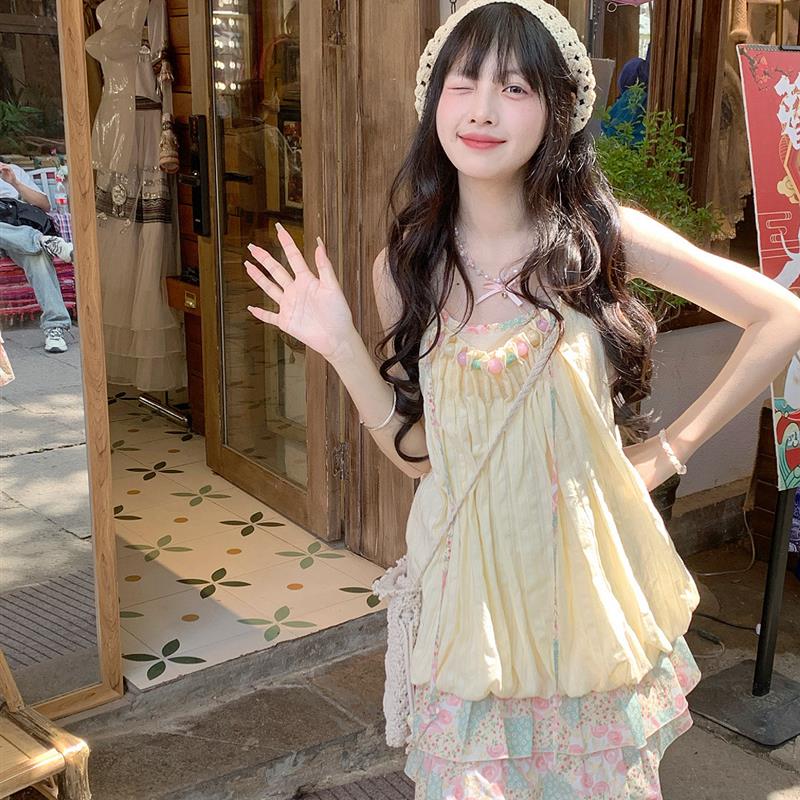 夏日风情：西游民族风粉绿碎花拼接褶皱吊带连衣裙，美出新高度！