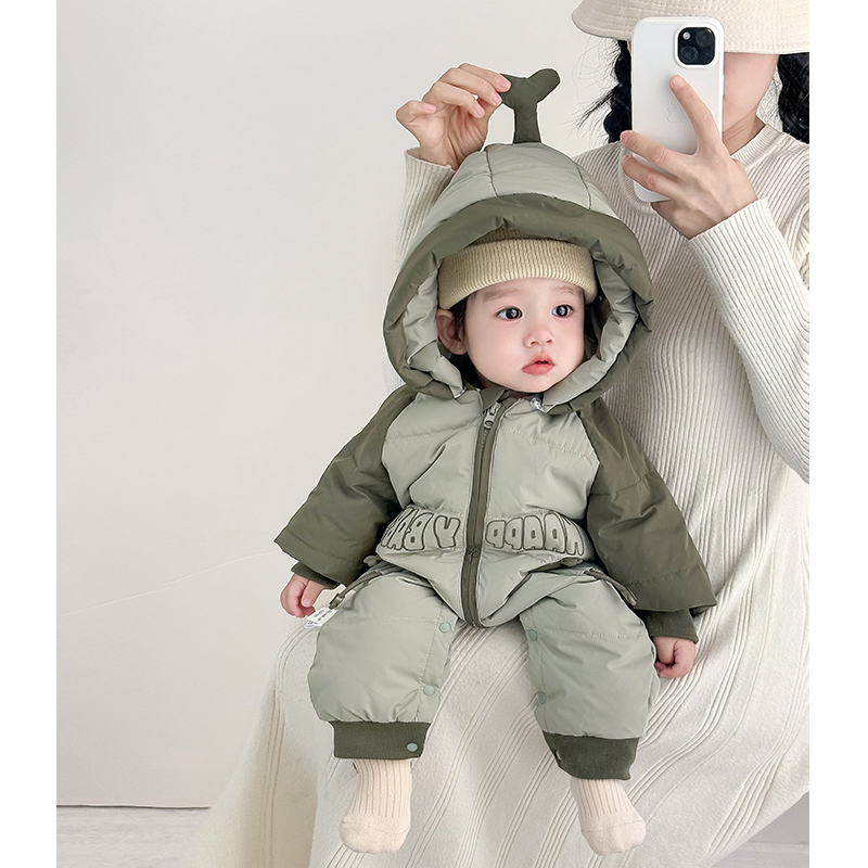 婴儿羽绒服Happy连体衣：冬季宝宝外出保暖神器，白鸭绒打造温暖拥抱