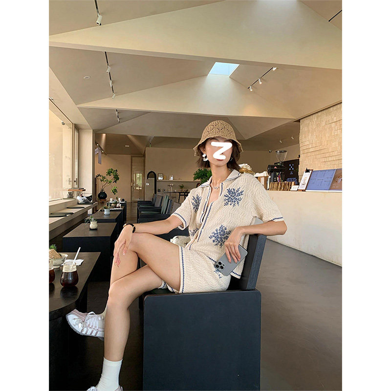 2026年流行趋势：简约风针织POLO衫领短袖外套搭配高腰休闲短裤如何选？