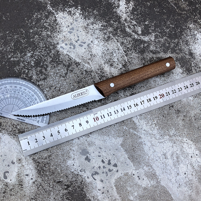 不锈钢锯齿小刀：厨房里的万能神器，轻松搞定一切食材切割难题！