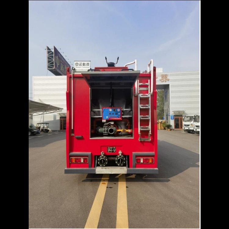大型水罐消防车：鲁久达社区的守护神，灭火洒水全能王！