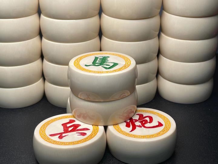 猛犸象牙制中国象棋：穿越千年的艺术品，收藏送礼的不二之选！