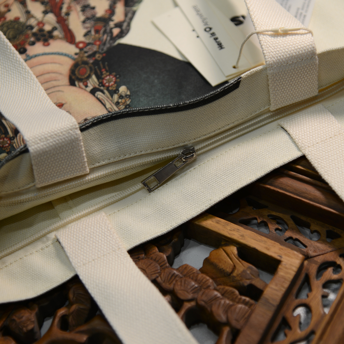 水月自在坐文创帆布包：北京法海寺壁画国风单肩包，穿越千年的时尚