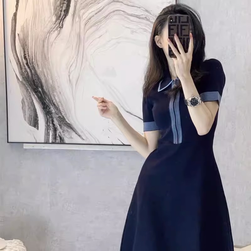 秋日氛围感神器！V领收腰针织裙真香预警！显瘦显高不撞款