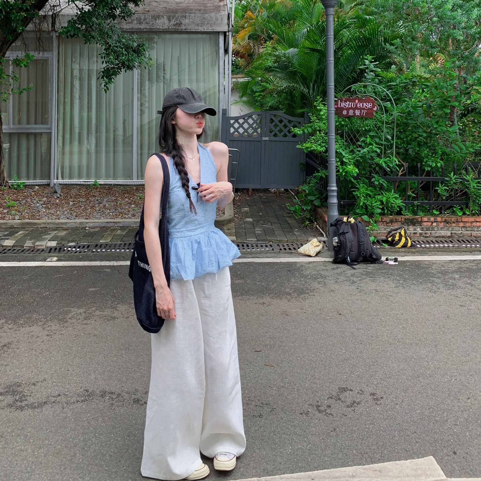 小香风波点蝴蝶结背心：夏日里的法式风情，如何穿出高级感？