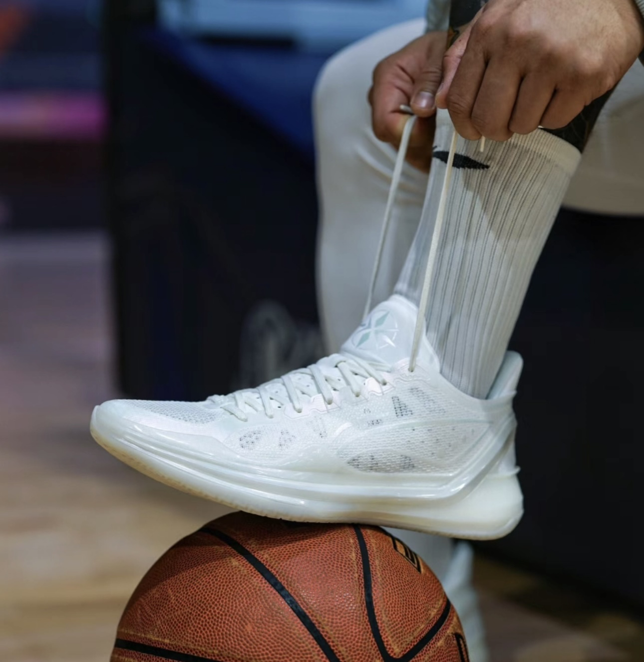 李宁利刃4V2：低帮篮球鞋，青少年男款实战防滑耐磨专业缓震运动鞋
