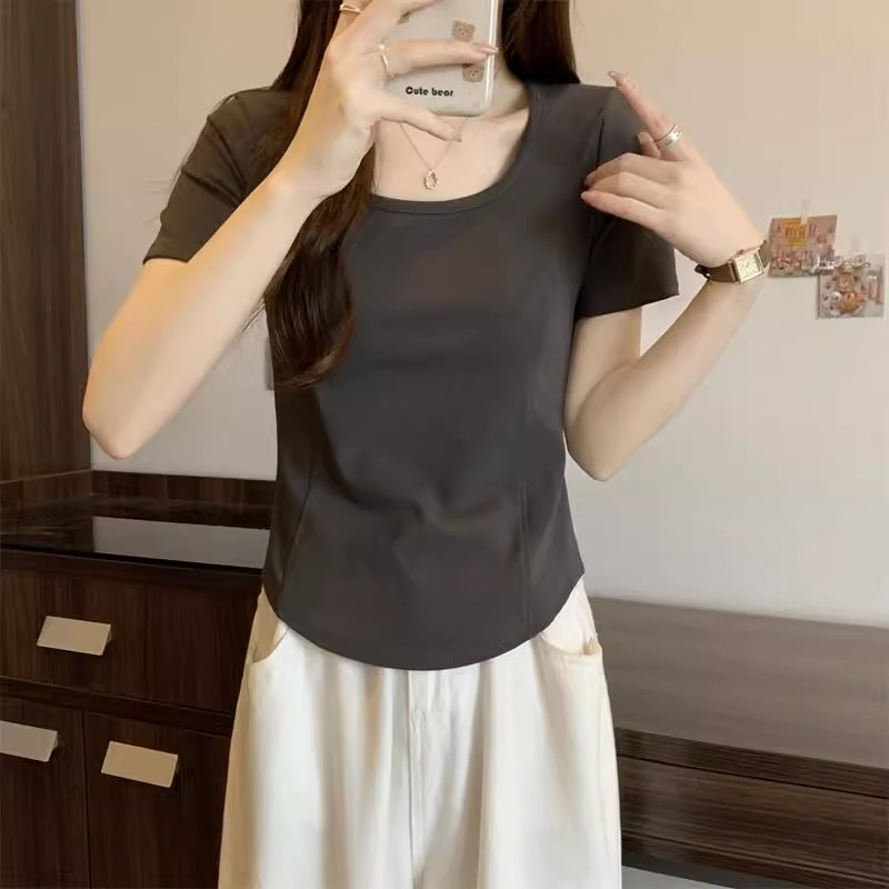 红毛衣的时尚魔法：如何搭配外套展现你的独特魅力？