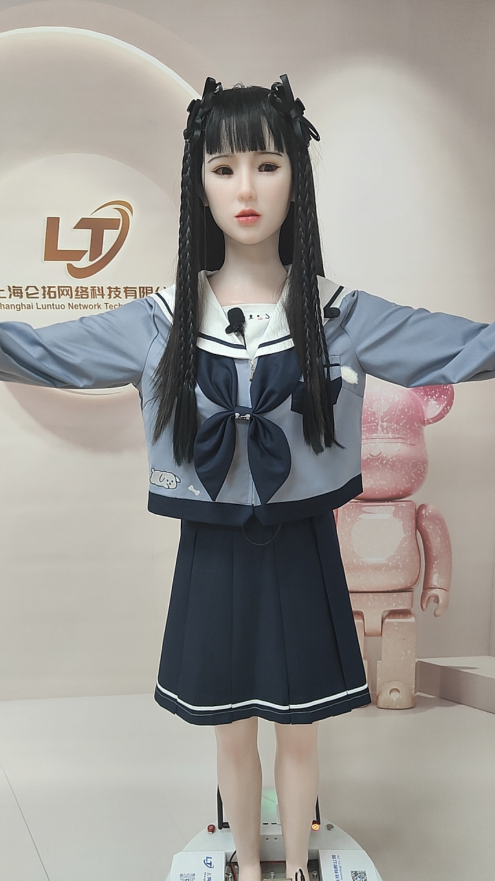 上海硅胶美女迎宾机器人：个性化定制服务，仿真蜡像级体验，软陶面塑艺术的魅力