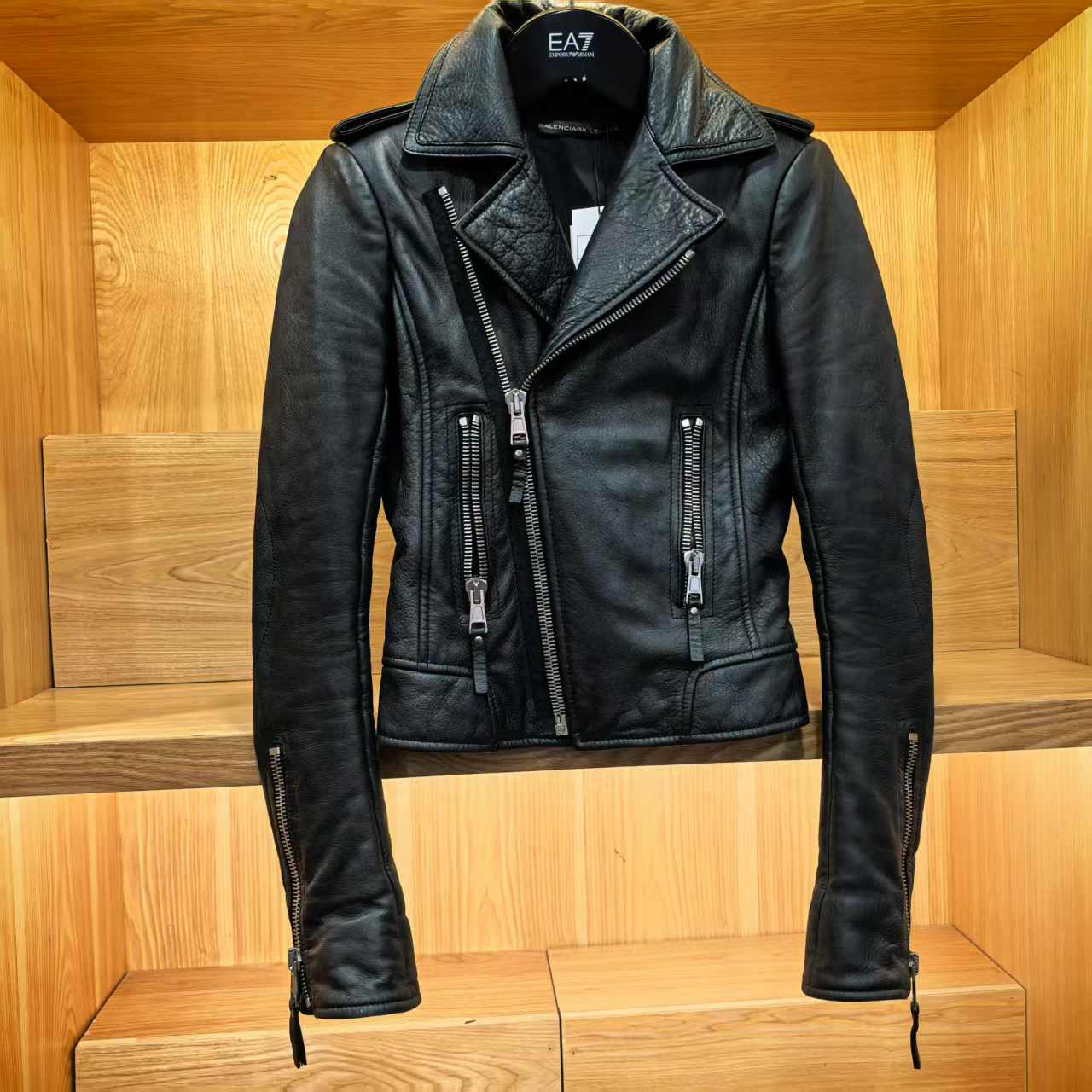 巴黎世家衣服标志图片：时尚界的神秘符号，你知道多少？