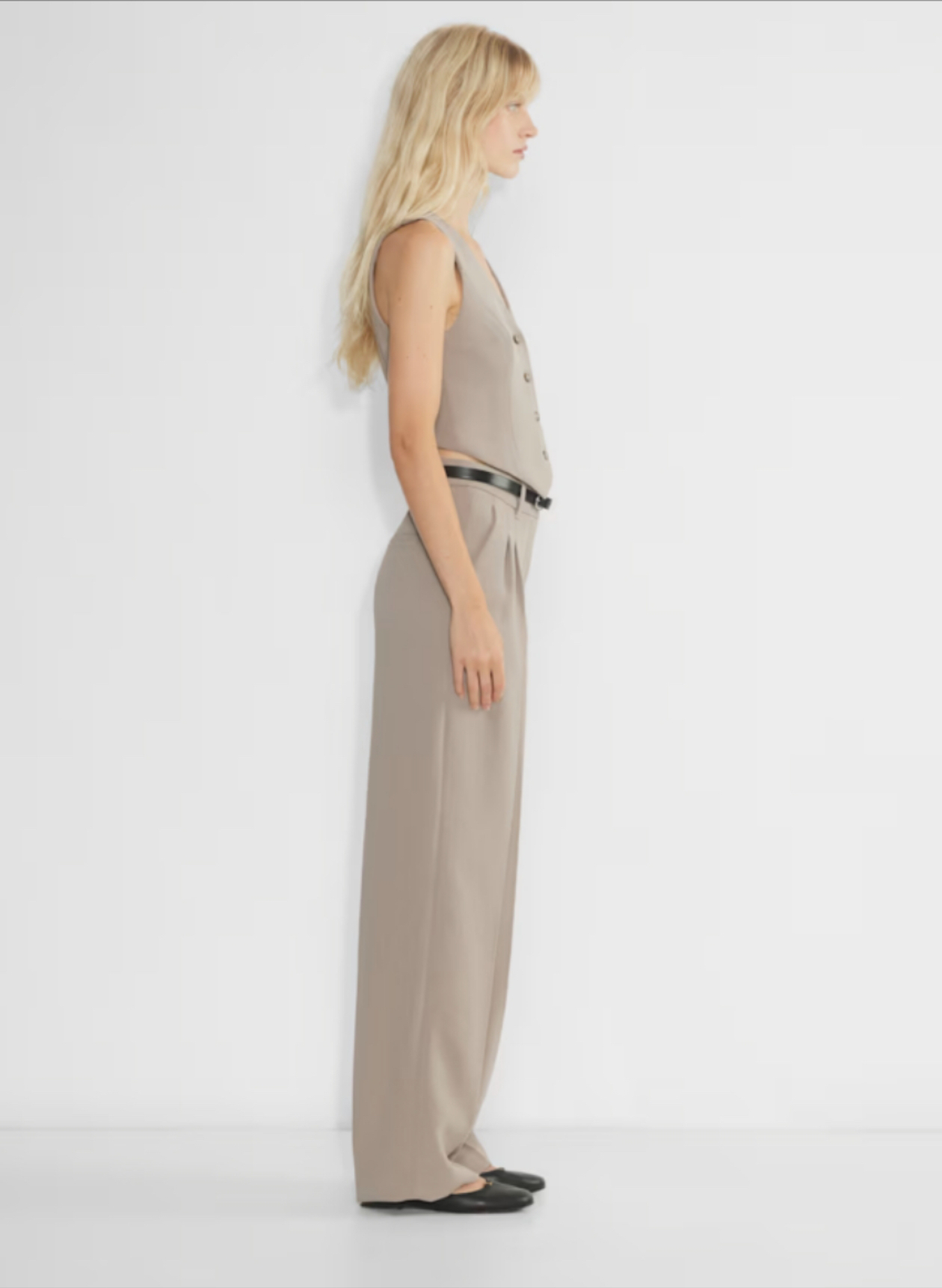 Aritzia Wilfred V领无袖背心：夏日必备，内外皆宜的时尚单品！