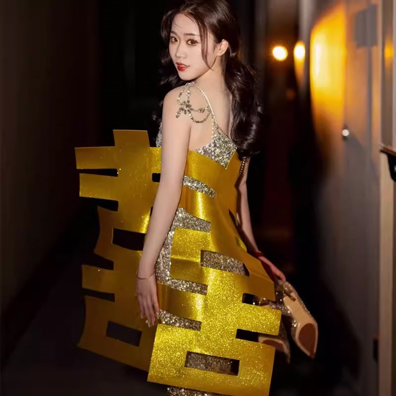 金色超大喜字贴结婚拍照道具：打造梦幻婚礼布置，让你的婚礼成为朋友圈爆款！