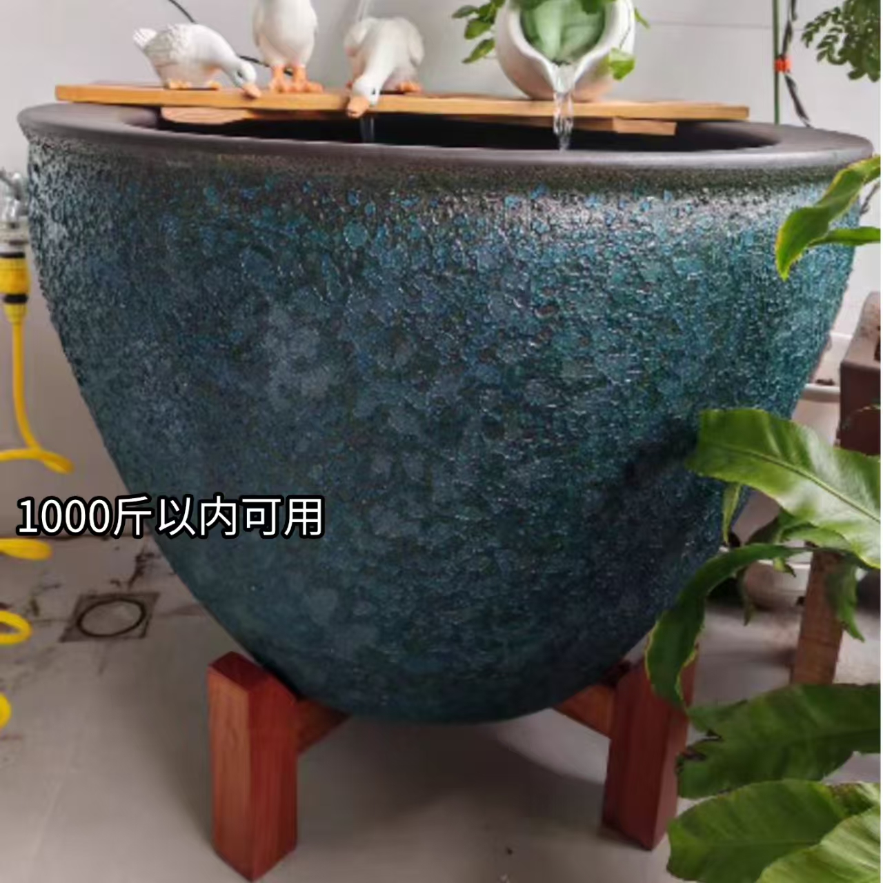 古法鱼缸实木底座：户外陶瓷水缸支架的美学与力量