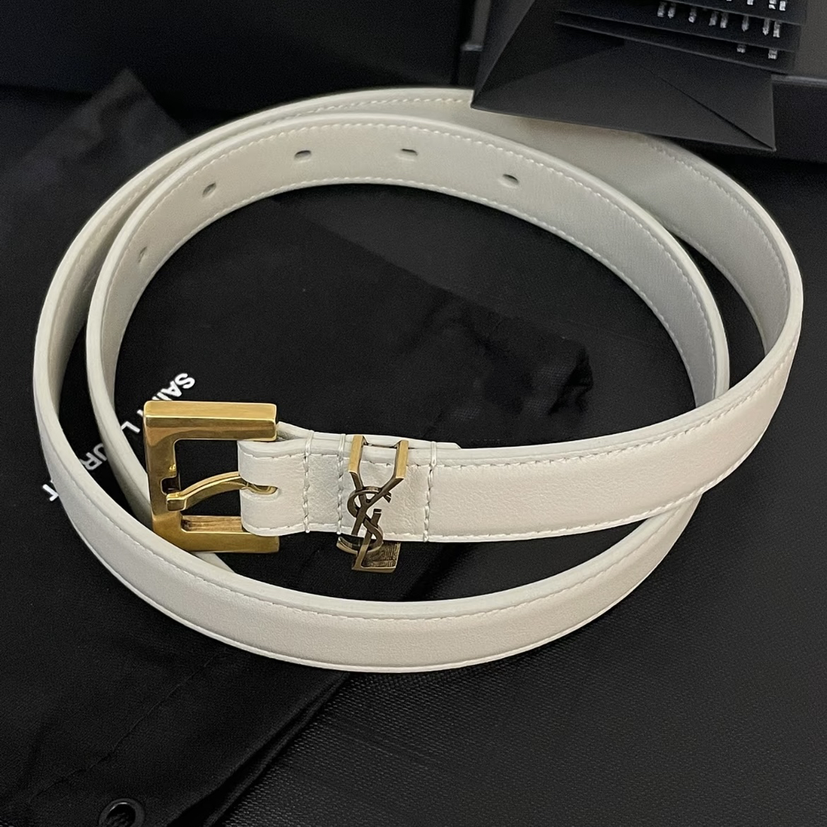 YSL圣罗兰男士极简风搭扣光滑皮革腰带黑色：简约不简单，品味男性的时尚态度