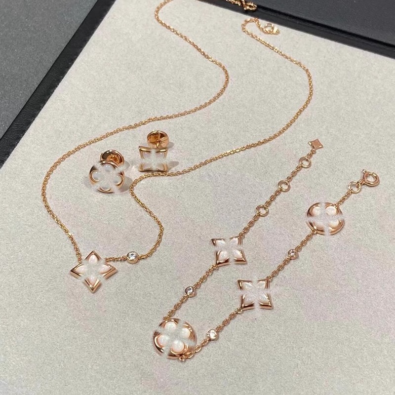 18K DoubleClips祖母绿胸针耳坠两用，奢华珠宝界的闪耀新星