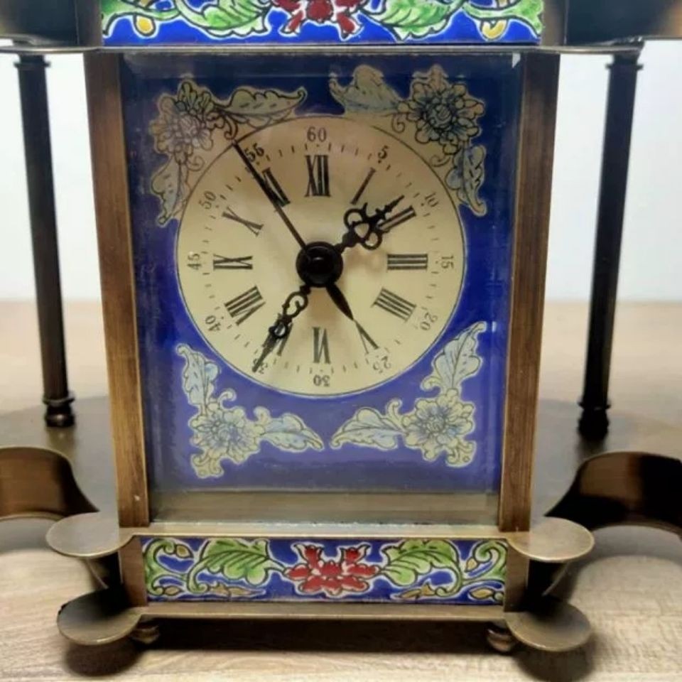 欧式西洋工艺品景泰蓝珐琅仿古座钟：复古风情的家居装饰新宠