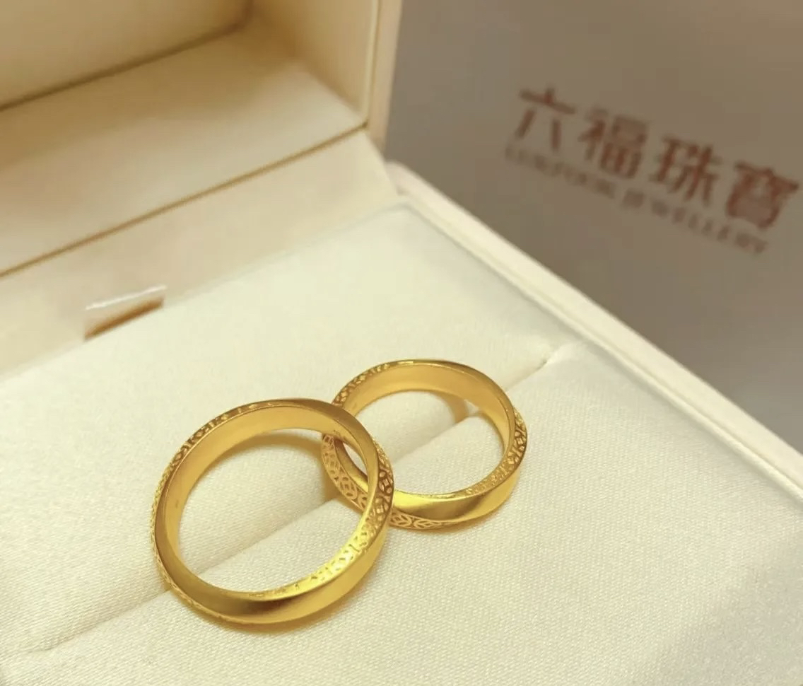 六福珠宝宫廷风黄金戒指：复古奢华，彰显女性魅力✨
