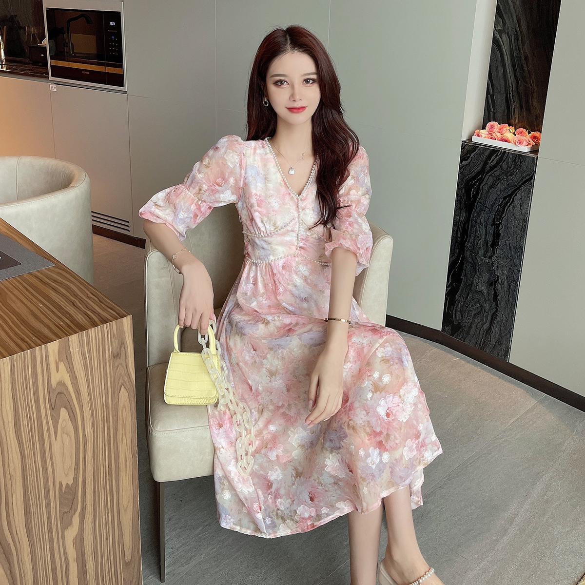 2023夏季重工刺绣花朵连衣裙：碎花的魅力，让你瞬间变身气质女神！