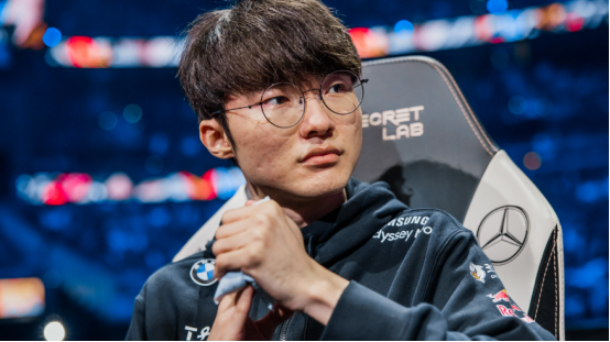 这辈子都想不到居然能在抖音上看到Faker穿黑丝跳舞...