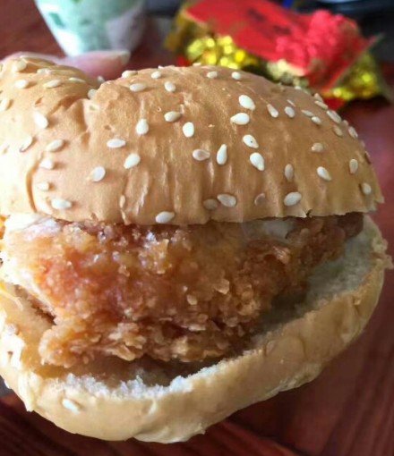 辅兴坊鸡腿堡：老北京风味，香辣劲脆，加热即享美味之旅！