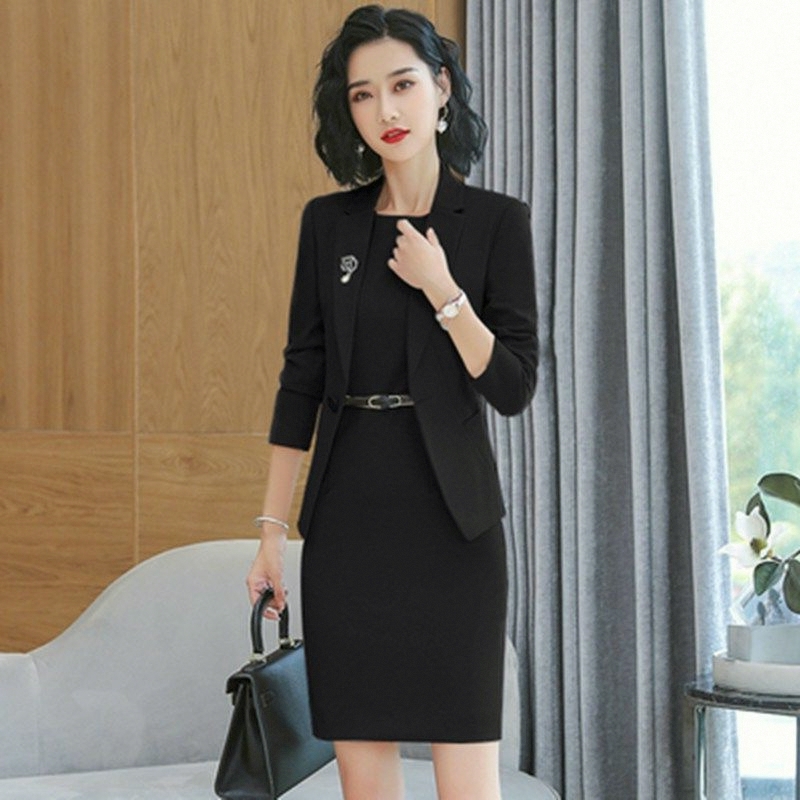 胸针戴左侧还是右侧？绝绝子的时尚小贴士，拯救你的搭配难题！