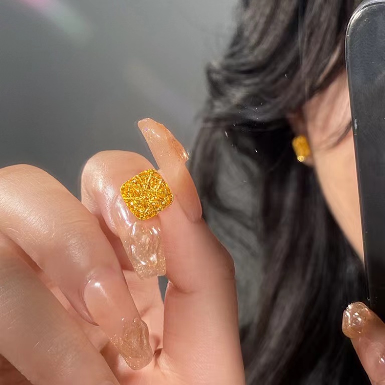 新航黄金耳钉：直针爱心立体耳环，献给她的生日礼物