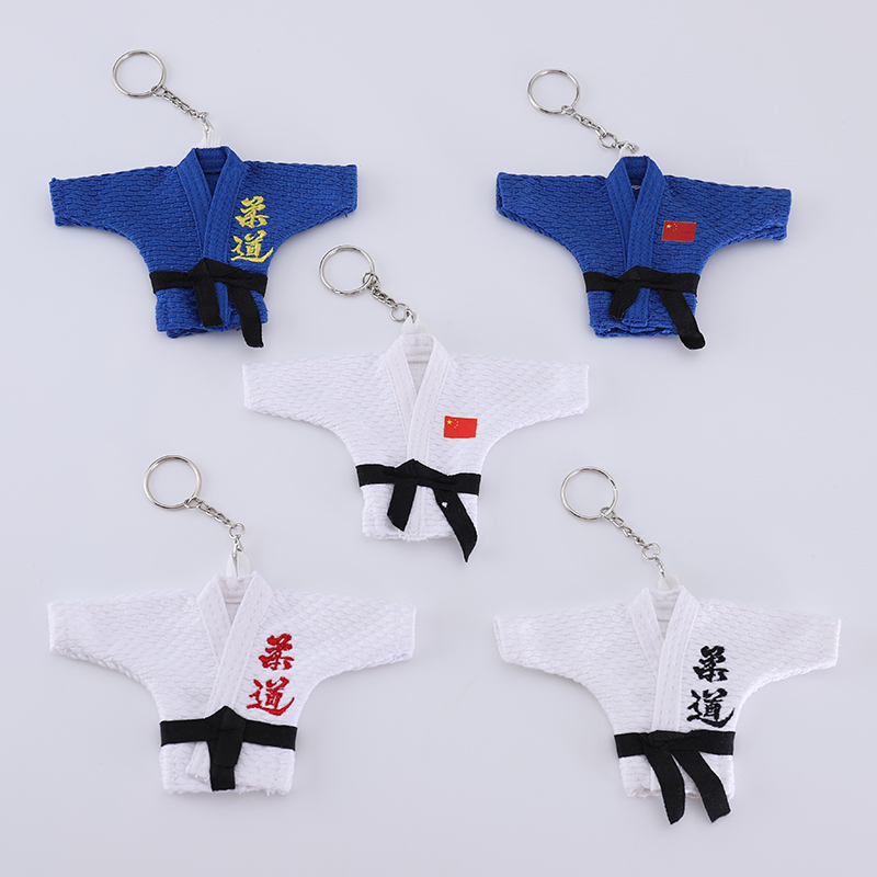 柔道服钥匙扣：白色小礼遇上蓝色新品，解锁潮流新姿势！