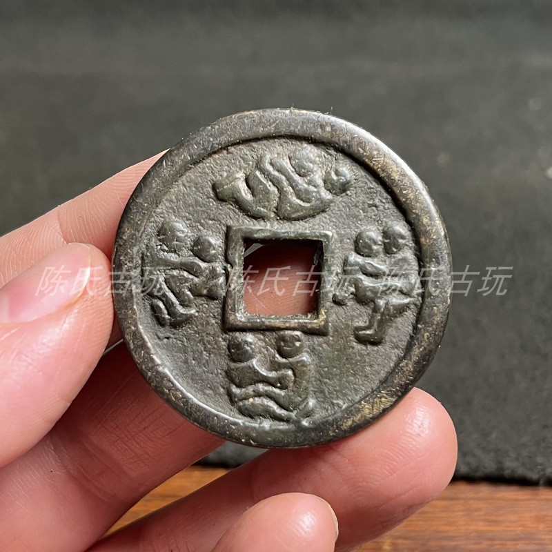 古钱币风花雪月背秘戏图方孔花钱压胜钱黑漆古包浆老真品翻砂：穿越千年的浪漫与神秘