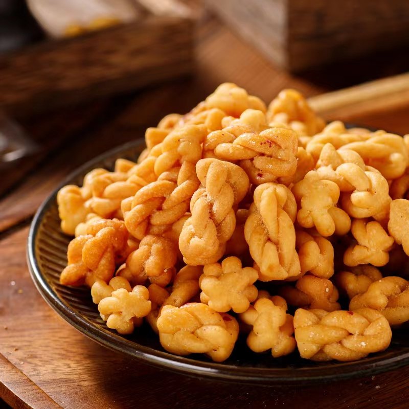 网红小麻花：酥脆椒盐味零食品，手工独立包装，整箱批发，零食界的香辣新宠！