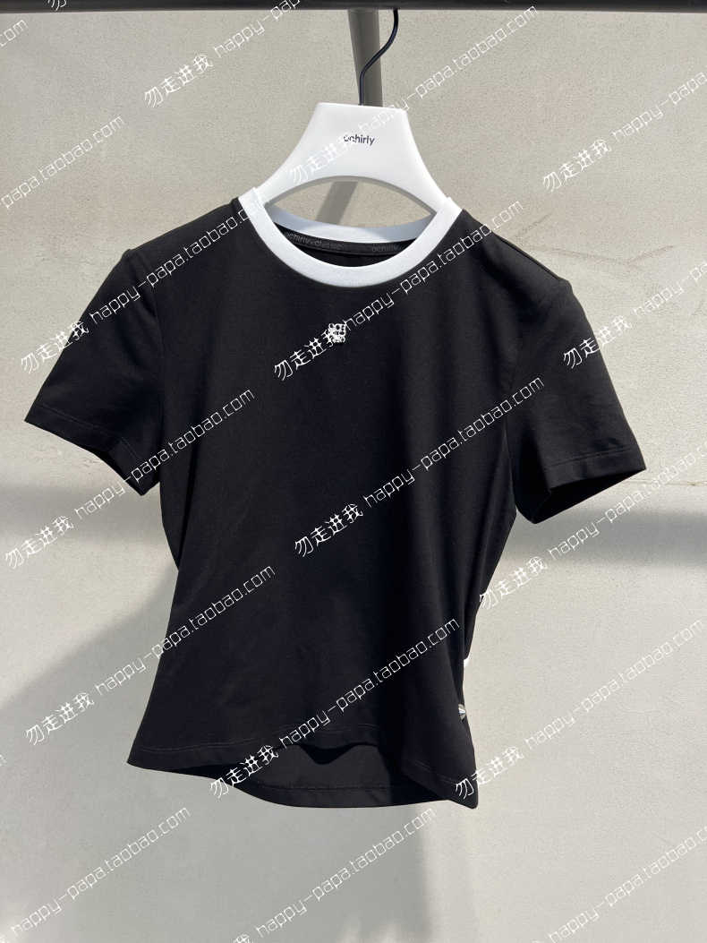 欧时力的logo一般在衣服的哪个位置？
