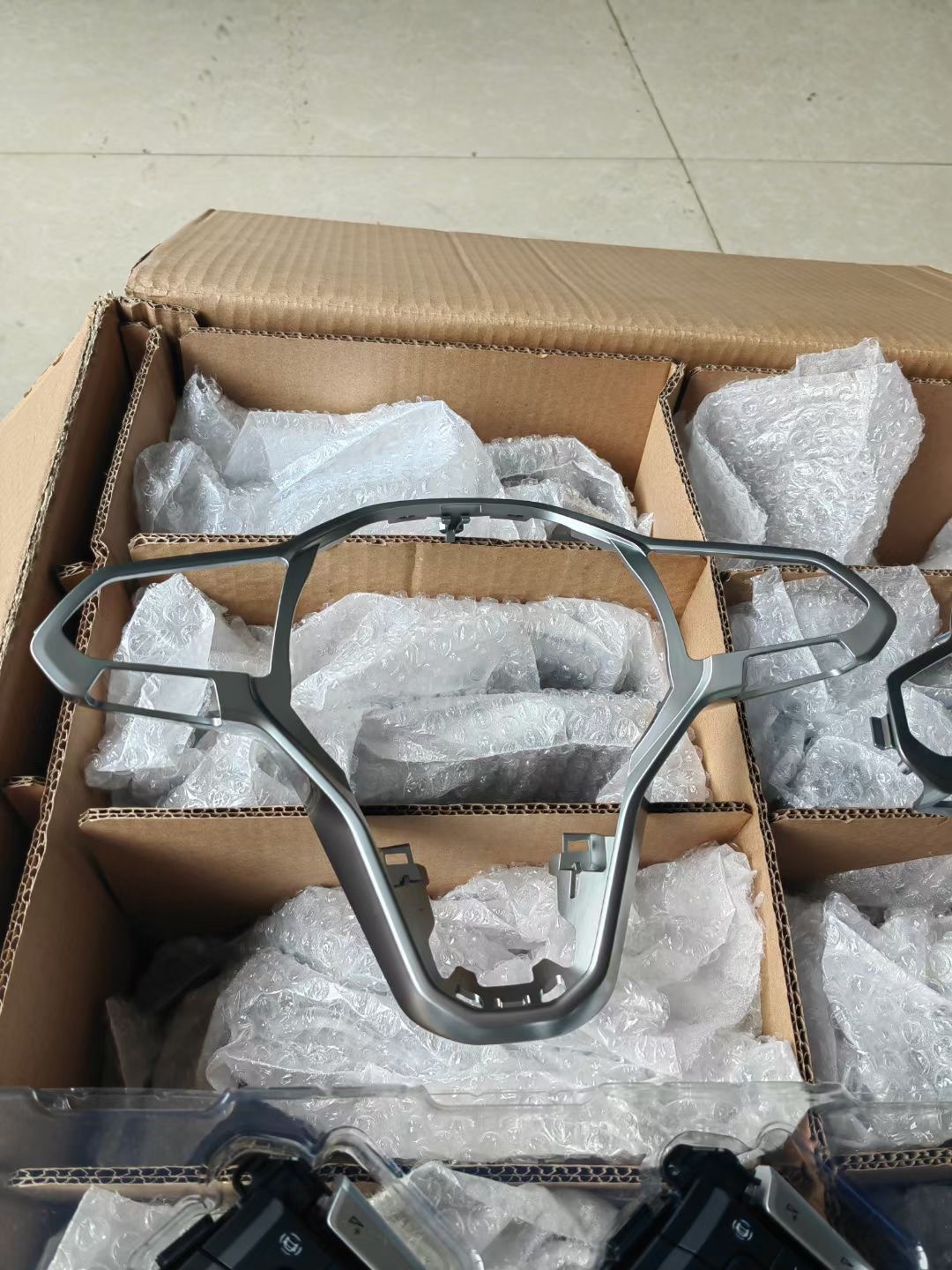 高尔夫8迈腾CC方向盘按键框磨砂黑：解锁驾驶新体验，打造个性座驾！