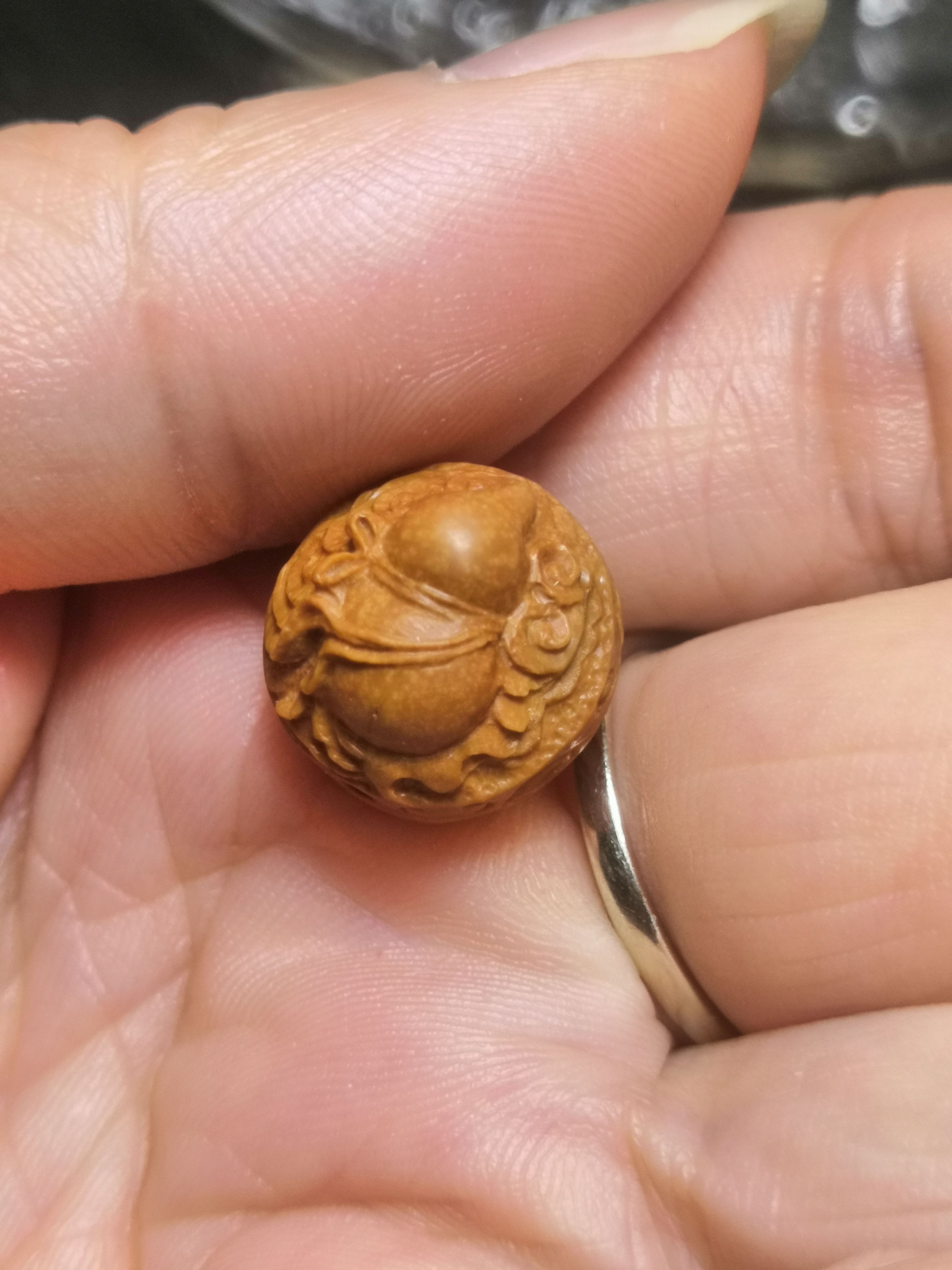 桃核雕刻：匠心独运，双面金鱼葫芦，传承千年技艺的艺术品！