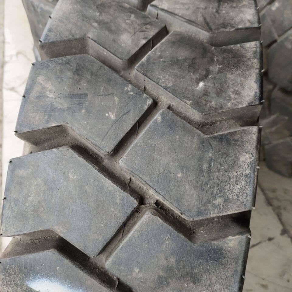 2026买二手叉车轮胎实心和充气款28*9-15前轮后轮650-10哪种更适合你？