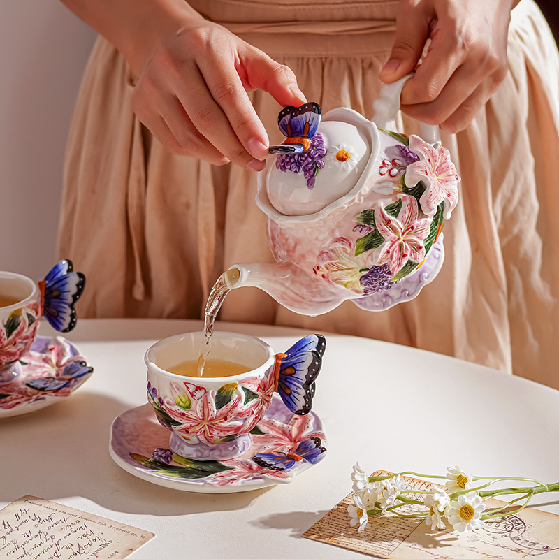 百合花杯盘组套餐茶壶摆件：创意家居庭院里的浪漫花茶时光
