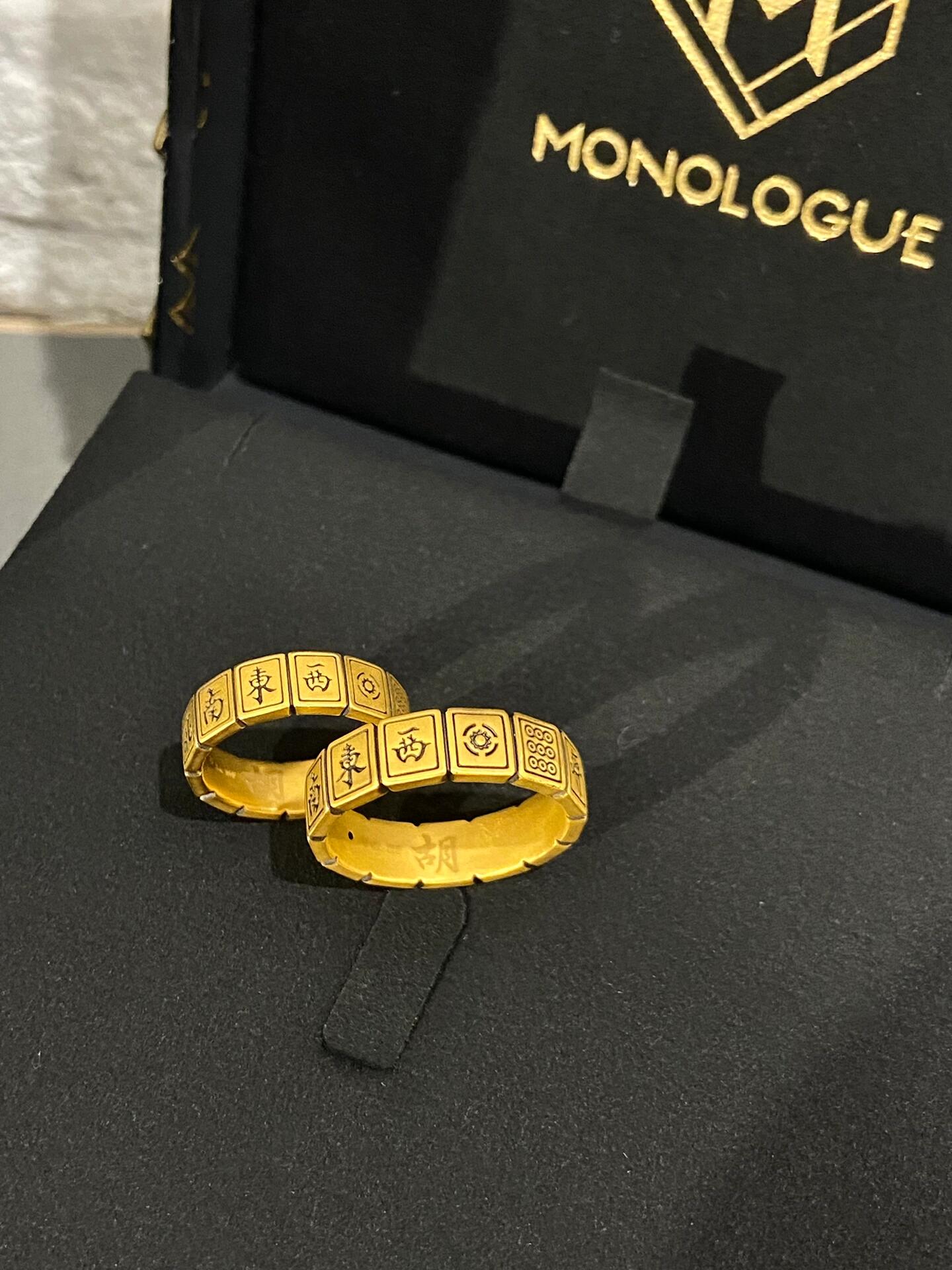 周大福MONOLOGUE独白系列：当局者潮麻将一路发黄金戒指，女MR867，送给她的不只是礼物，更是故事