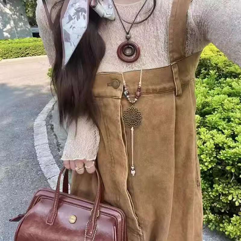黑色背带裤和棕色背带裤哪个更显气质？