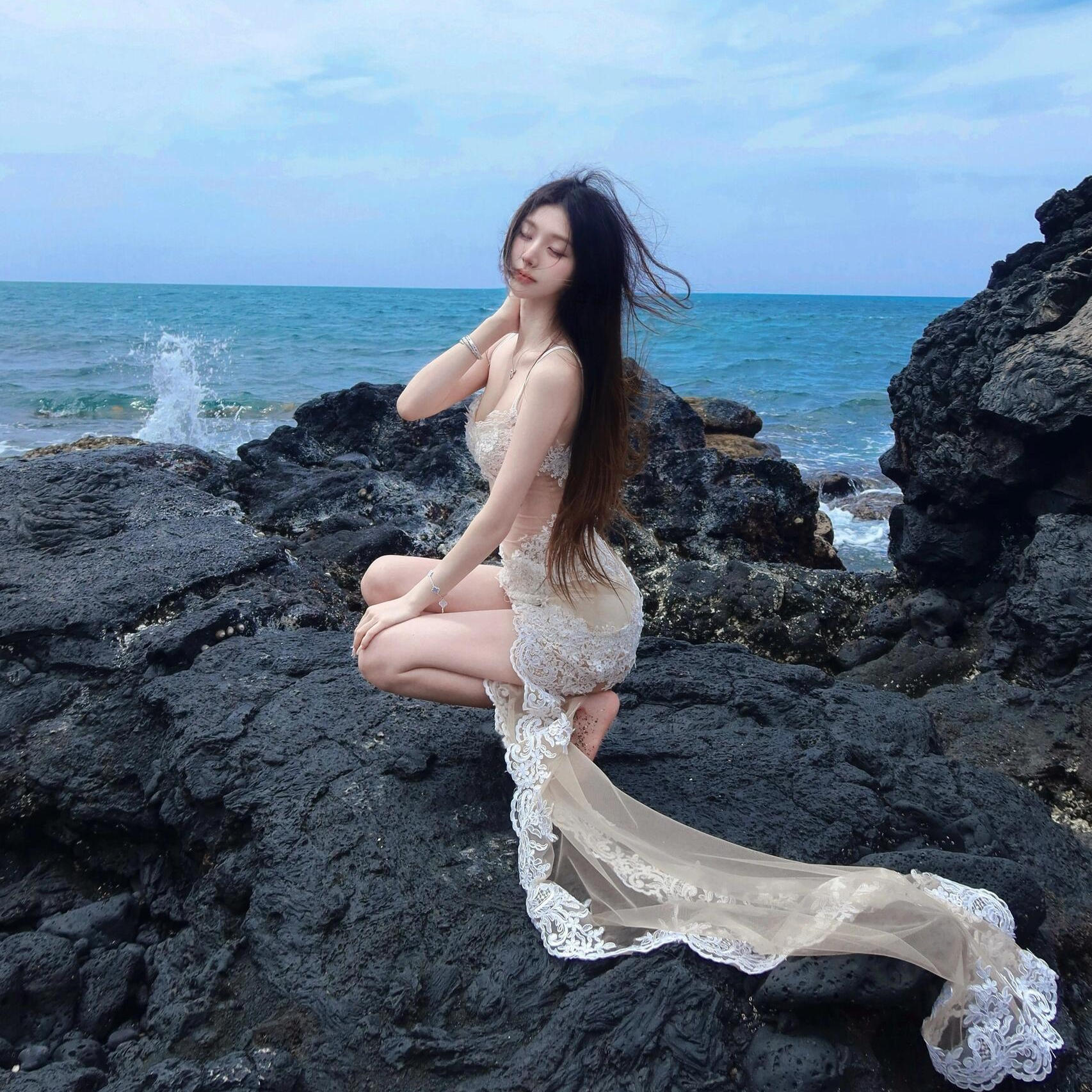 欧美风2023夏季新款：透视海边度假修身吊带裙，碎花连衣裙，性感来袭！