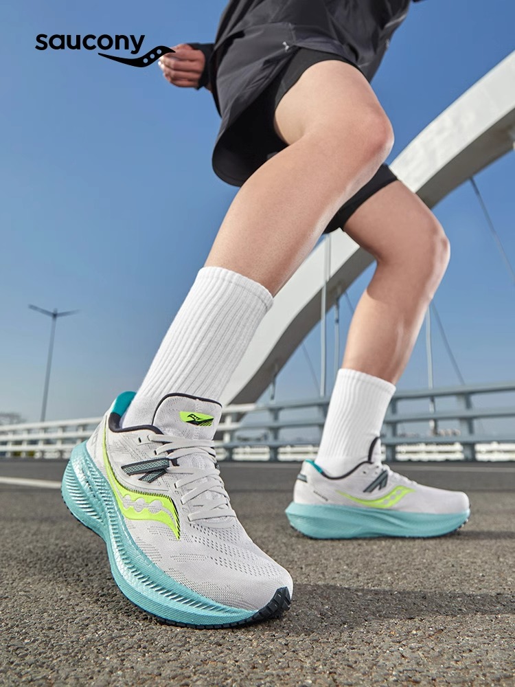 Saucony胜利和飓风系列有什么区别？如何选择适合自己的跑鞋？