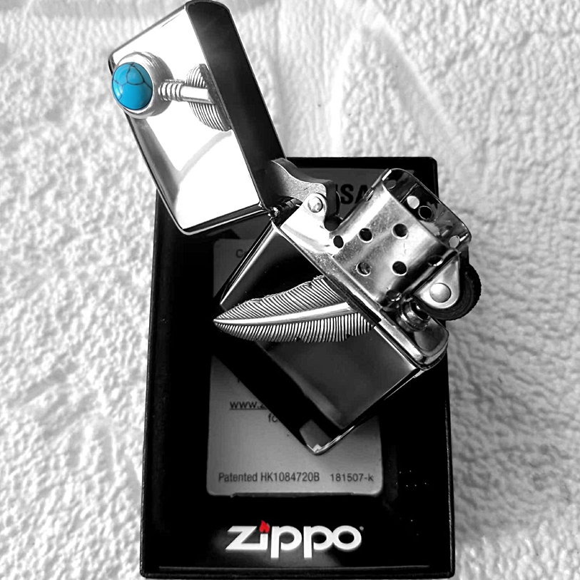 小魔女Zippo日版三面环绕贴章印第安绿松石羽毛镀银蓝色：神秘与优雅的完美融合