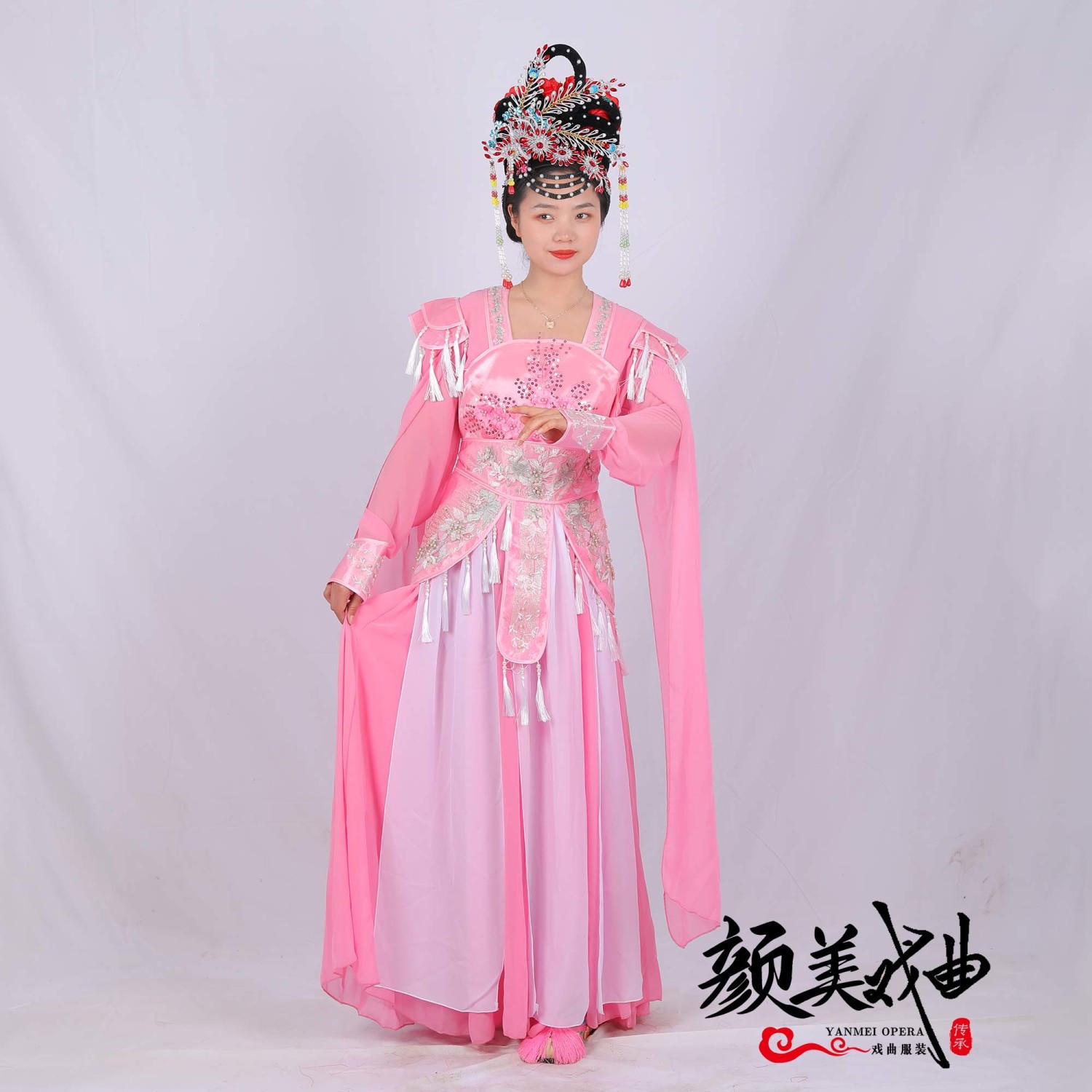 新款东北大秧歌舞台服装：民族风情与时尚碰撞，贵妃服喇叭袖引领潮流！
