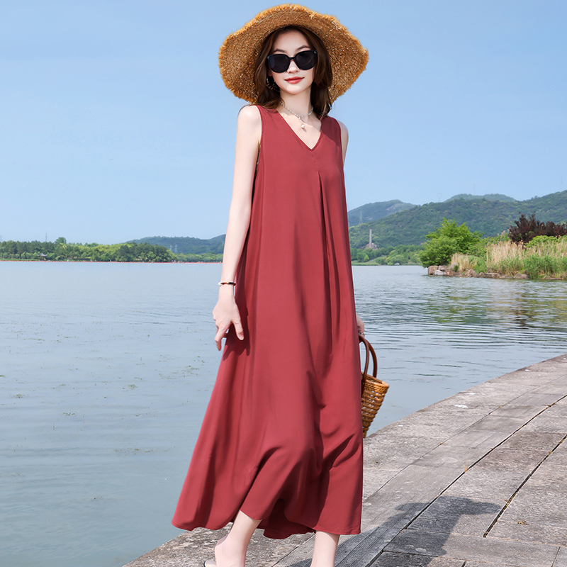 欧货轻奢V领无袖连衣裙：夏日大码时尚新宠，高级感缎面背心裙怎么少得了它？
